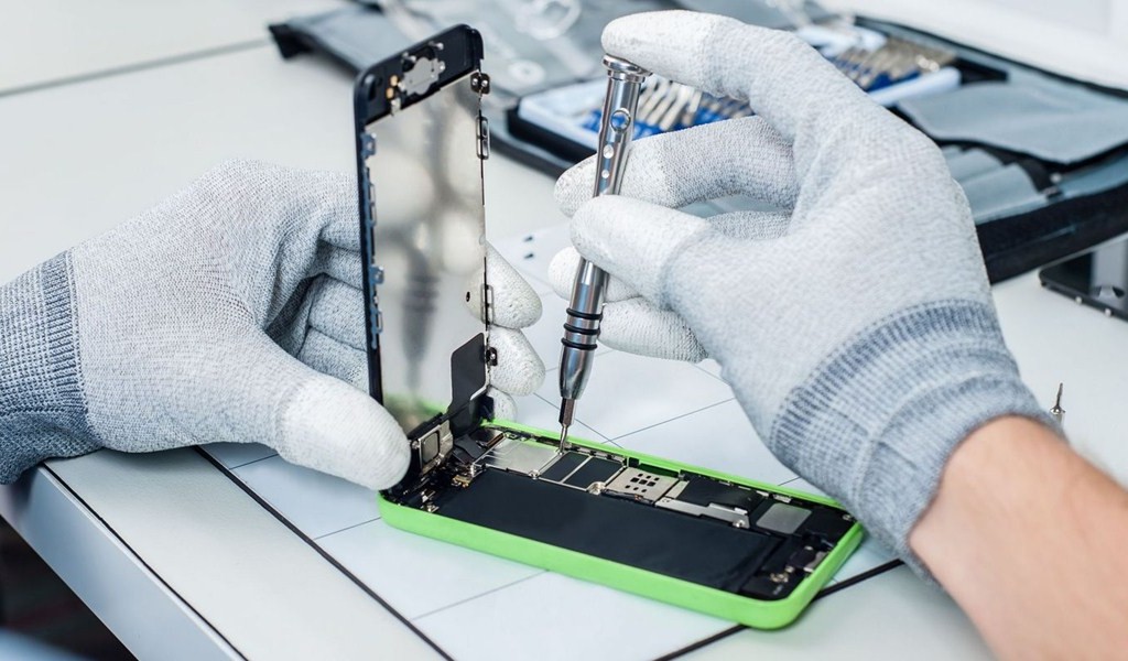 Repairing a Cell Phone: What You Should Know Repairing a Cell Phone